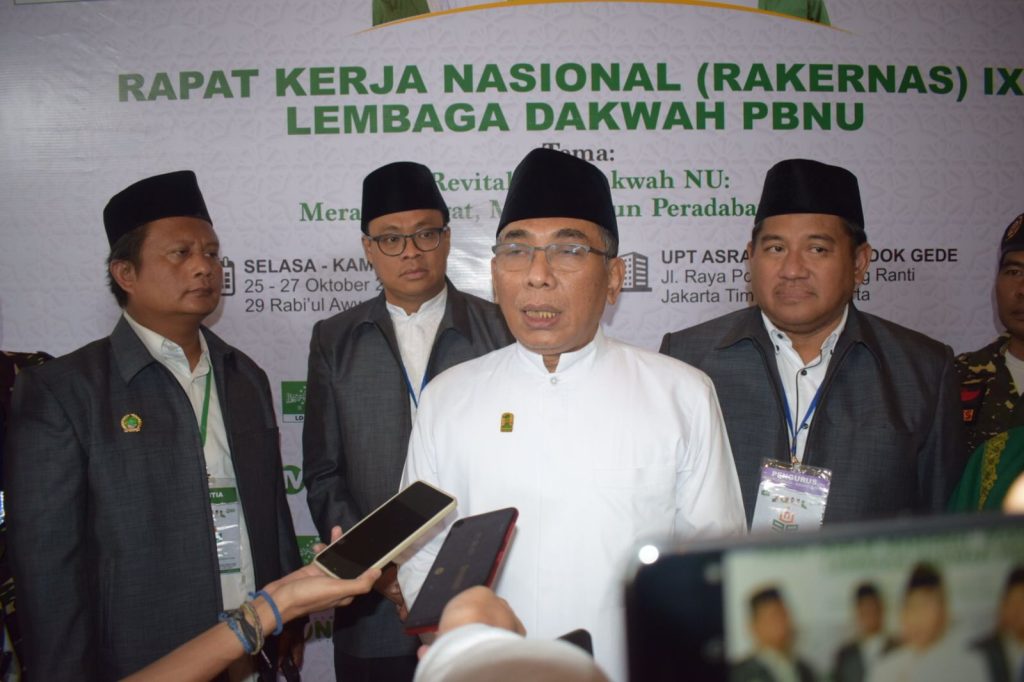 Ketua Umum PBNU Yahya Cholil Staquf memberikan keterangan kepada media