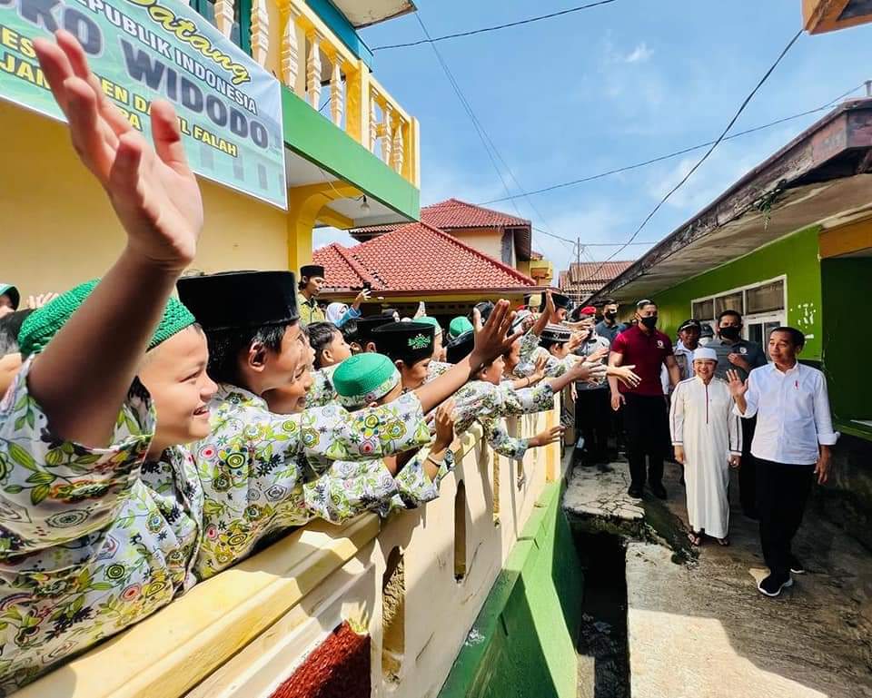 https://www.jagatnu.com/2022/12/05/tinjau-dampak-gempa-presiden-kunjungi-ponpes-darul-falah-cianjur/