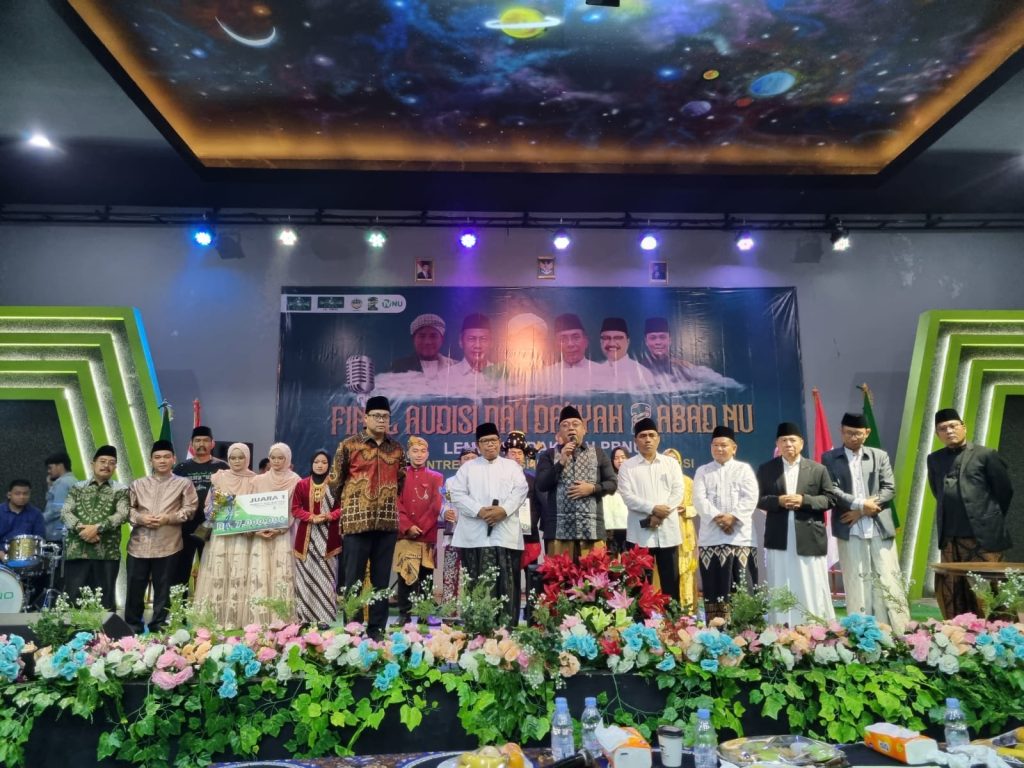 Sekretaris Lembaga Dakwah PBNU H Nurul Badruttamam saat menyerahkan penghargaan kepada Juara 1 Lomba Dai Daiyah LD PBNU di Pesantren Motivasi Indonesia, Bekasi, Jawa Barat, Selasa (17/1/2023). (Foto: NU Online/Suci)